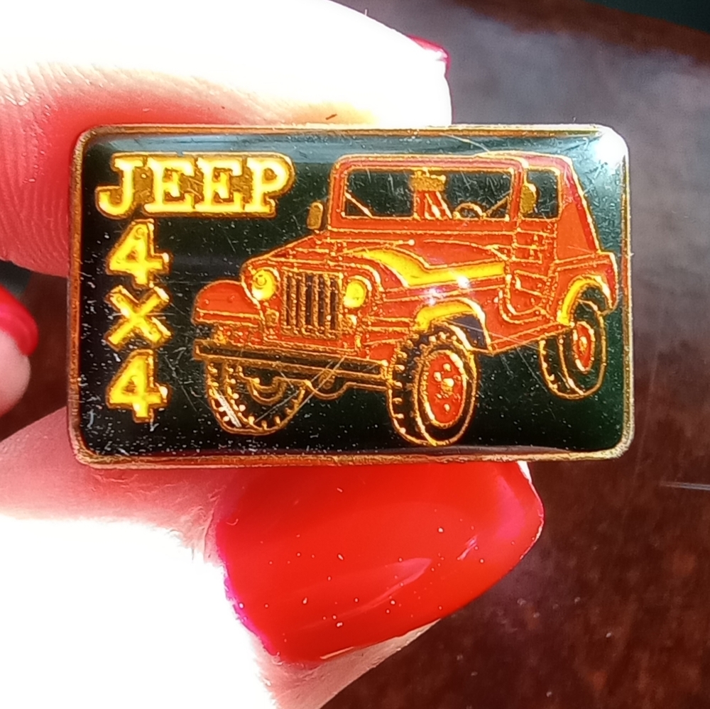Vintage Jeep Wrangler lapel / hat pin